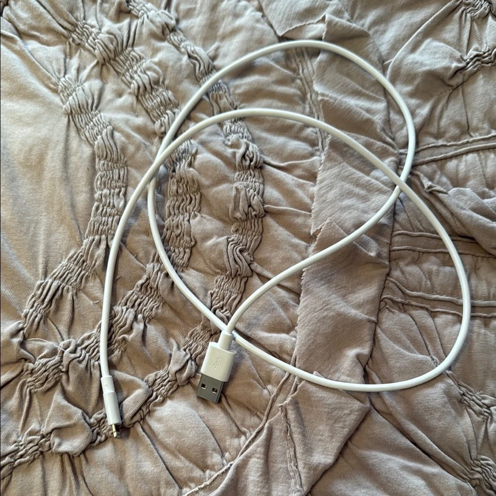 White USB to lightening Charging Cable